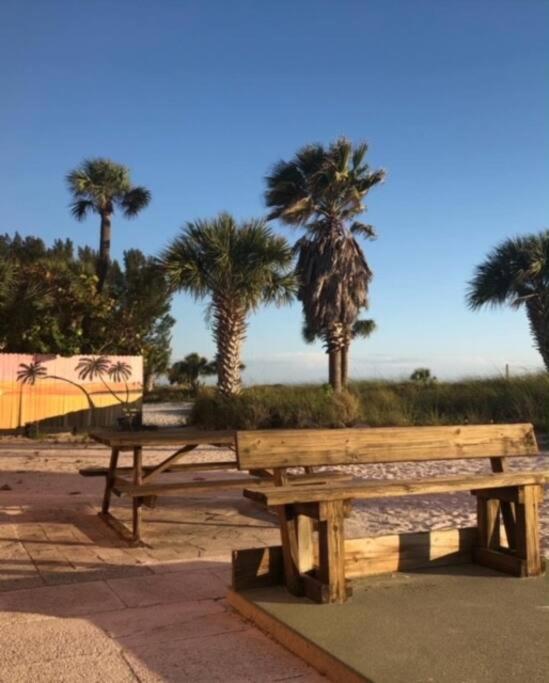 Beachfront Condo On Quiet Treasure Island- 1 Bed セント・ピート・ビーチ エクステリア 写真