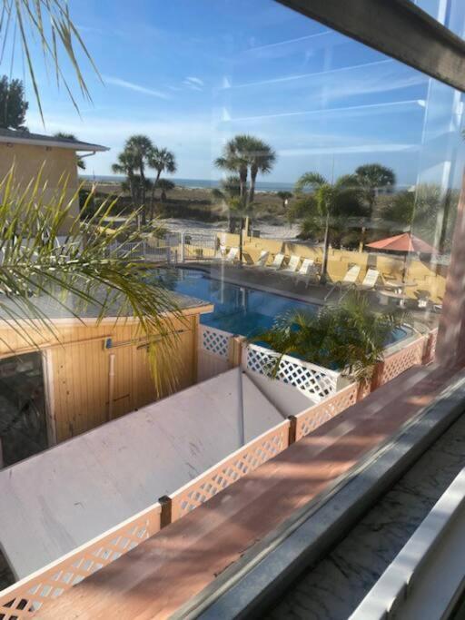Beachfront Condo On Quiet Treasure Island- 1 Bed セント・ピート・ビーチ エクステリア 写真