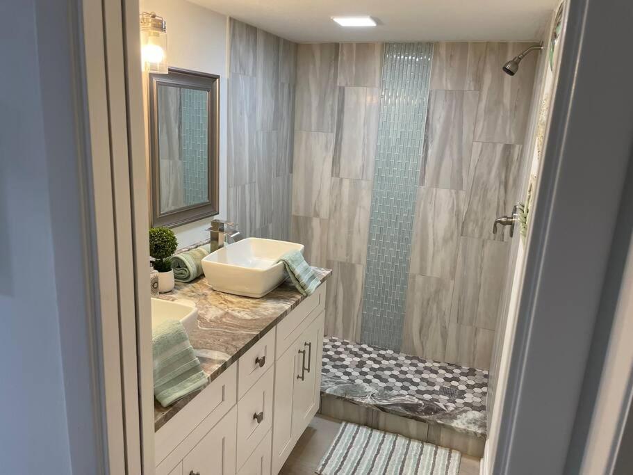 Beachfront Condo On Quiet Treasure Island- 1 Bed セント・ピート・ビーチ エクステリア 写真
