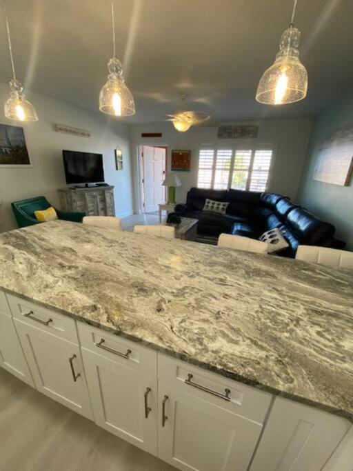 Beachfront Condo On Quiet Treasure Island- 1 Bed セント・ピート・ビーチ エクステリア 写真
