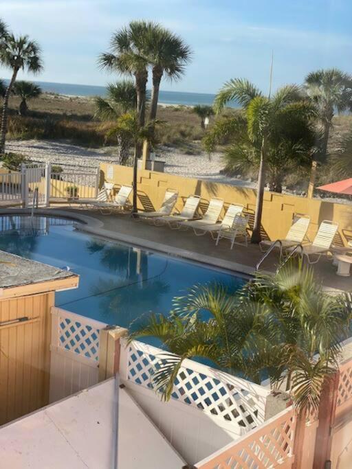 Beachfront Condo On Quiet Treasure Island- 1 Bed セント・ピート・ビーチ エクステリア 写真