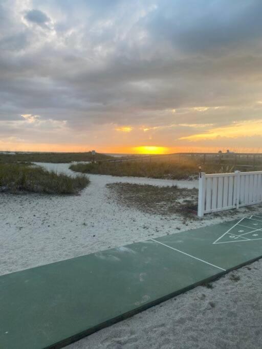 Beachfront Condo On Quiet Treasure Island- 1 Bed セント・ピート・ビーチ エクステリア 写真