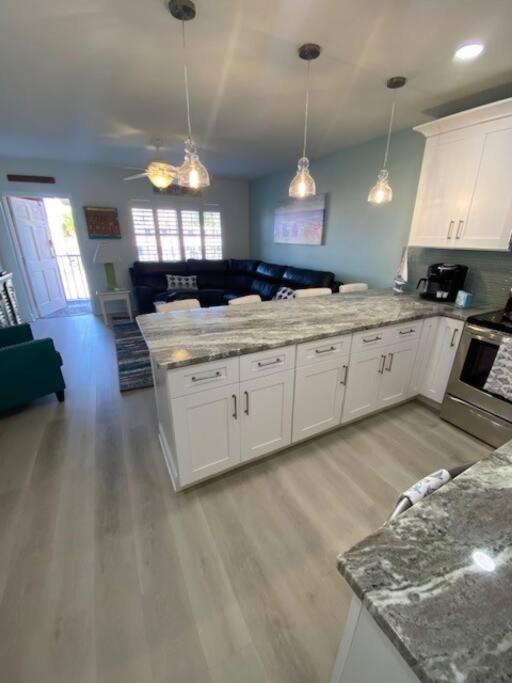 Beachfront Condo On Quiet Treasure Island- 1 Bed セント・ピート・ビーチ エクステリア 写真