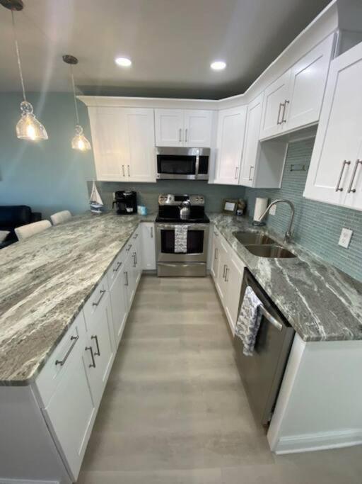 Beachfront Condo On Quiet Treasure Island- 1 Bed セント・ピート・ビーチ エクステリア 写真