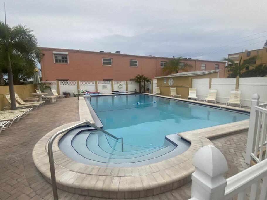 Beachfront Condo On Quiet Treasure Island- 1 Bed セント・ピート・ビーチ エクステリア 写真