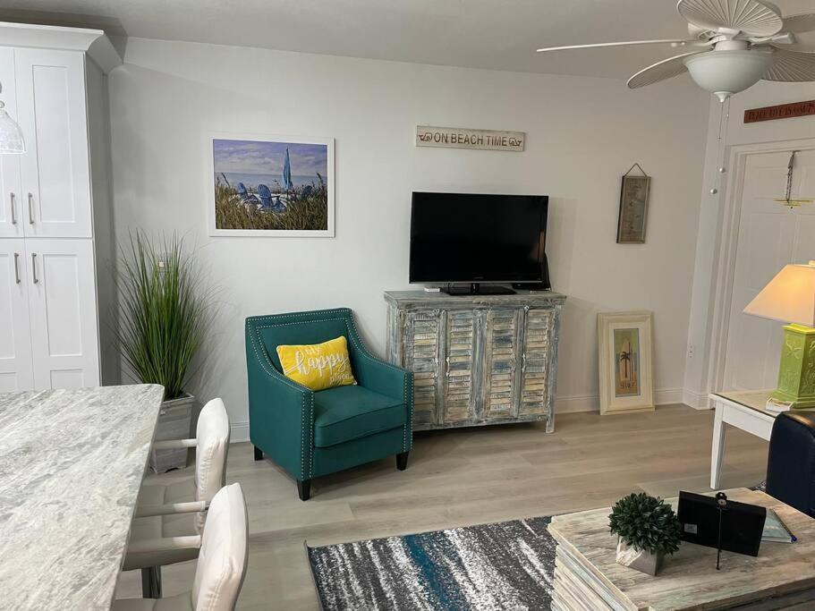 Beachfront Condo On Quiet Treasure Island- 1 Bed セント・ピート・ビーチ エクステリア 写真