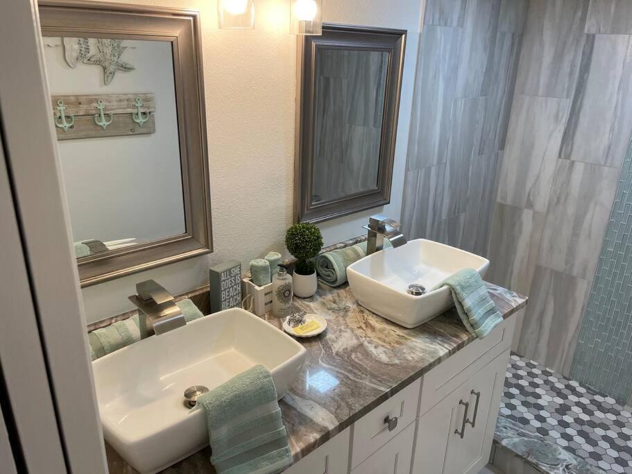 Beachfront Condo On Quiet Treasure Island- 1 Bed セント・ピート・ビーチ エクステリア 写真