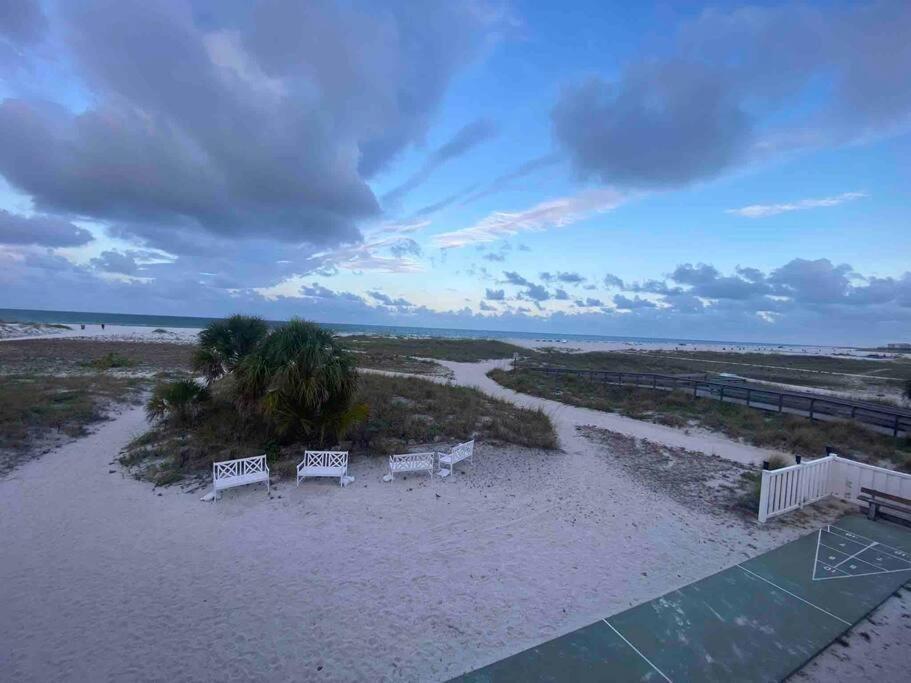 Beachfront Condo On Quiet Treasure Island- 1 Bed セント・ピート・ビーチ エクステリア 写真