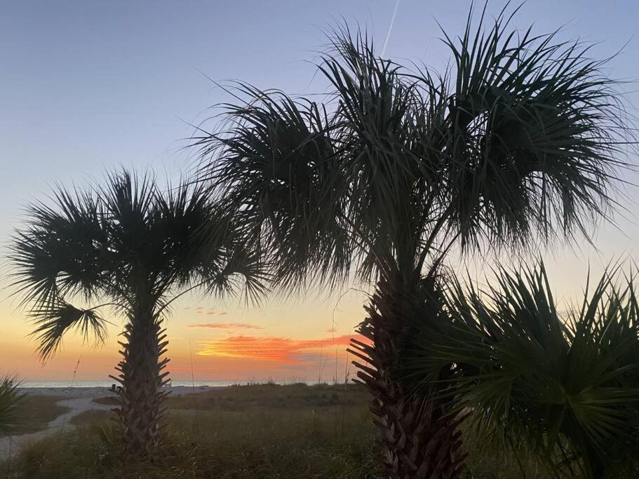 Beachfront Condo On Quiet Treasure Island- 1 Bed セント・ピート・ビーチ エクステリア 写真